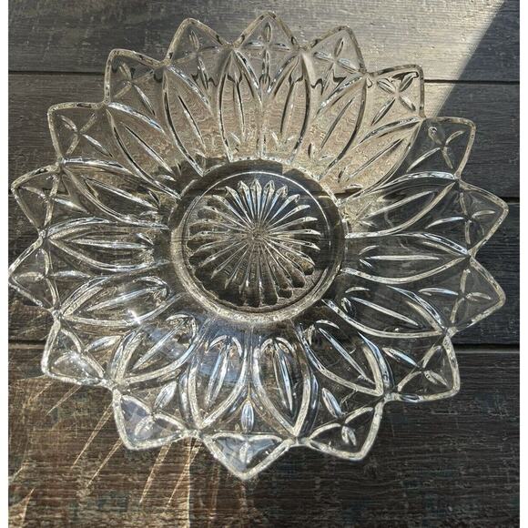 Vintage Petal Federal Glass Round 10” Berry Bowl dish Flower Clear - Picture 1 of 12